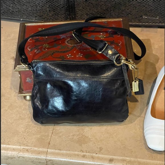 100123Purse- COACH DAISY LIQUID GLOSS PATENT LEATHER BLACK HOBO BAG - Picture 3 of 4